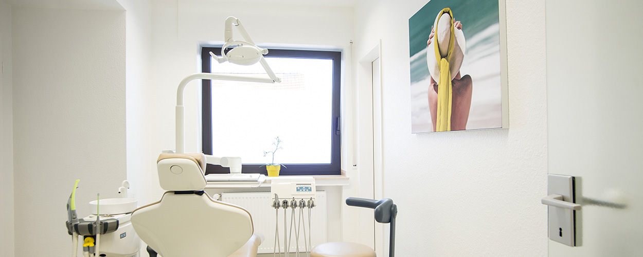 Zahnersatz: Dr. Nicola Rosarius, Zahnarzt Düren